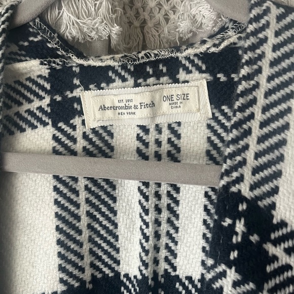 Abercrombie White and Navy Shawl - Picture 3 of 4